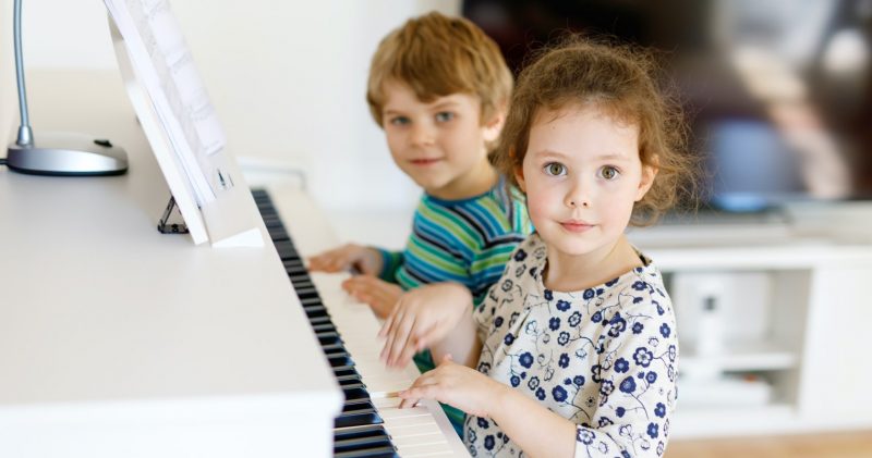 Barn spelar piano