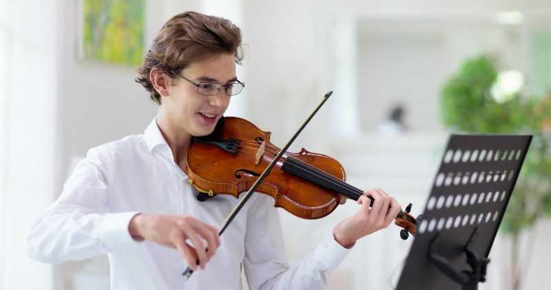 Elev spelar fiol